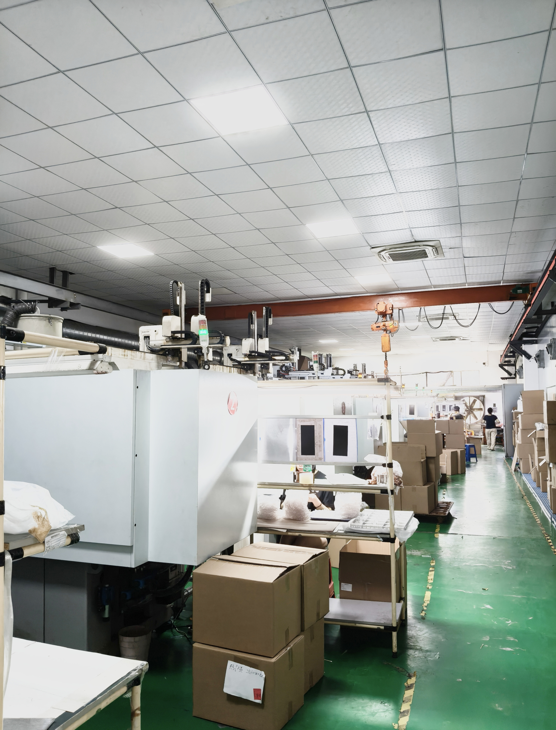 High efficiency plastic injection molding production line in factory